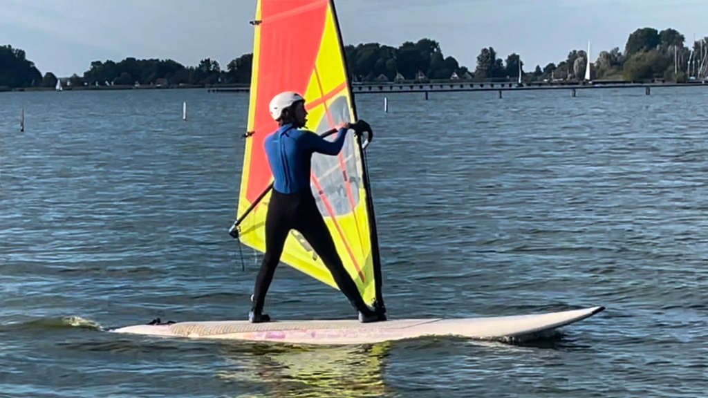 Das Foto zeigt Pascal Tödter beim Windsurfen auf dem Baggersee Leopoldshafen